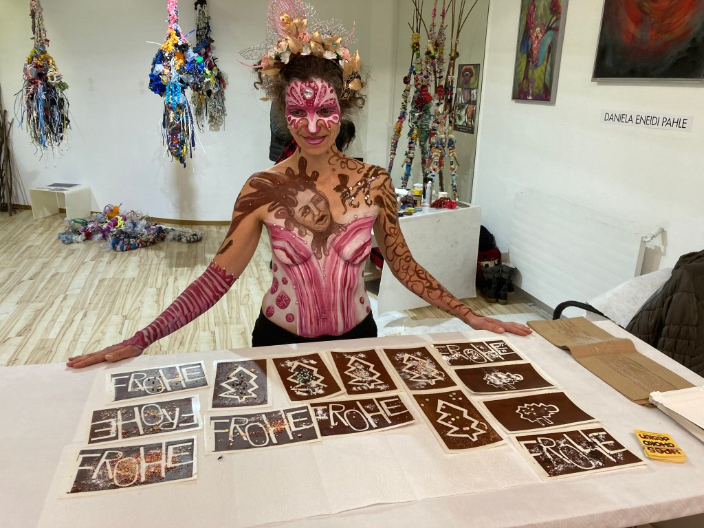 Bodypainting-Model Judith Schnidt, von Künstlerin DanielaEneii Pahle bemalt. Mit FROHE Choblaten.